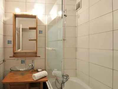 Salle de bains dans l'établissement Appartement cosy avec accès pistes, casier à skis et parking souterrain - FR-1-181-2036