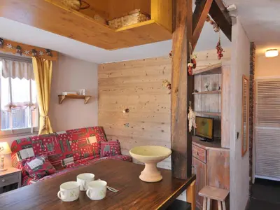 Cuisine ou kitchenette dans l'établissement Appartement cosy avec accès pistes, casier à skis et parking souterrain - FR-1-181-2036