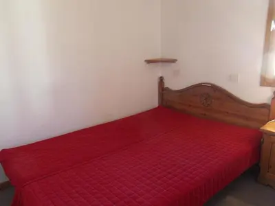 Un ou plusieurs lits dans un hébergement de l'établissement Confortable appartement avec mezzanine, 5 pers, animaux admis, wifi - FR-1-181-2067