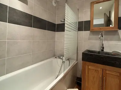 Salle de bains dans l'établissement Appartement rénové, proche station, balcon, animaux admis - FR-1-181-2062
