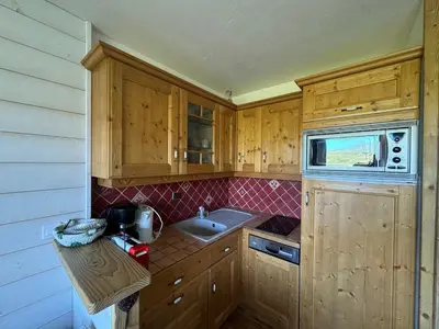 Cuisine ou kitchenette dans l'établissement Appartement rénové, proche station, balcon, animaux admis - FR-1-181-2062