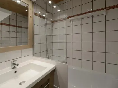 Salle de bains dans l'établissement Studio divisible 4 pers · Accès pistes · Animaux admis · Belle Plagne - FR-1-181-2083