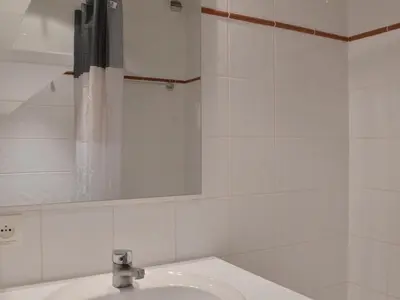 Salle de bains dans l'établissement Studio tout confort 3/4 pers. - Centre station - Vue pistes - Casier à skis - FR-1-181-2087