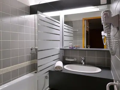 Salle de bains dans l'établissement Appartement confort rénové 5 pers au pied des pistes avec WIFI et animaux admis - FR-1-181-2085