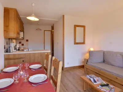 Cuisine ou kitchenette dans l'établissement Appartement confort rénové 5 pers au pied des pistes avec WIFI et animaux admis - FR-1-181-2085
