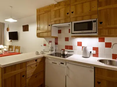 Cuisine ou kitchenette dans l'établissement Appartement confort rénové 5 pers au pied des pistes avec WIFI et animaux admis - FR-1-181-2085