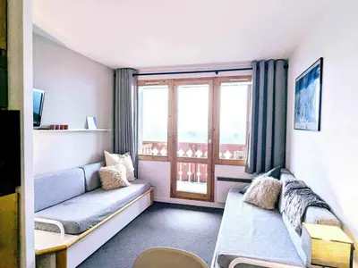 Télévision ou salle de divertissement dans l'établissement Appartement rénové au pied des pistes avec balcon et casier à skis - FR-1-181-2064