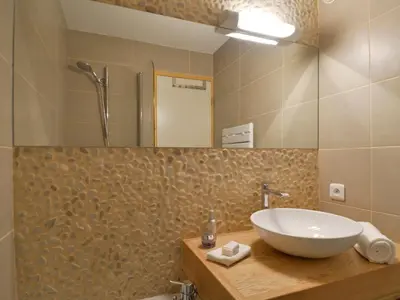 Salle de bains dans l'établissement Appartement rénové au pied des pistes avec balcon et casier à skis - FR-1-181-2064