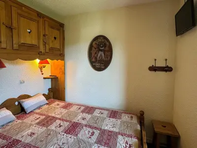 Un ou plusieurs lits dans un hébergement de l'établissement Appartement 2 pièces au pied des pistes avec balcon - FR-1-181-2089