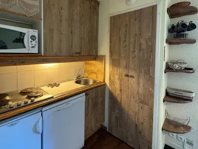 Cuisine ou kitchenette dans l'établissement Appartement 2 pièces au pied des pistes avec balcon - FR-1-181-2089