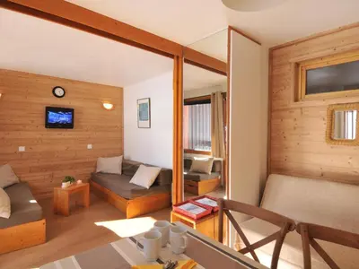 Télévision ou salle de divertissement dans l'établissement Studio rénové au pied des pistes, balcon, pour 4 personnes - FR-1-181-2097