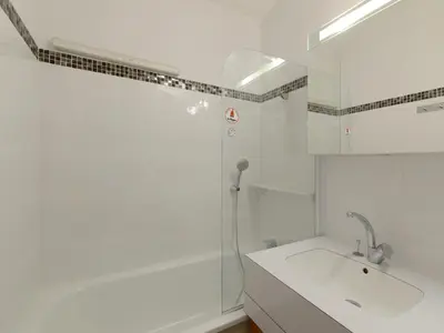 Salle de bains dans l'établissement Appartement confortable accès pistes - Animaux bienvenus - WIFI gratuit - FR-1-181-2098