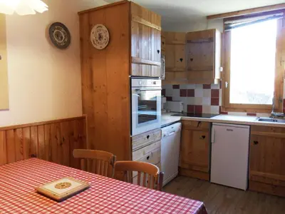 Cuisine ou kitchenette dans l'établissement Appartement confortable accès pistes - Animaux bienvenus - WIFI gratuit - FR-1-181-2098