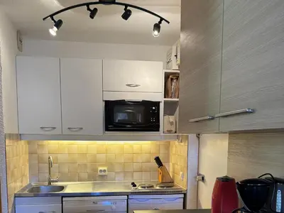 Cuisine ou kitchenette dans l'établissement Studio skis aux pieds avec animaux admis - FR-1-181-2129