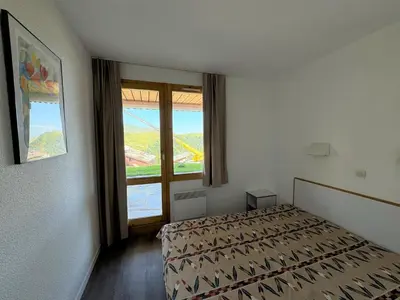 Un ou plusieurs lits dans un hébergement de l'établissement Appartement skis aux pieds pour 6 pers avec balcon - FR-1-181-2139