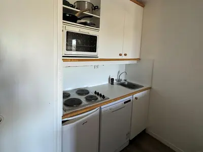 Cuisine ou kitchenette dans l'établissement Appartement skis aux pieds pour 6 pers avec balcon - FR-1-181-2139