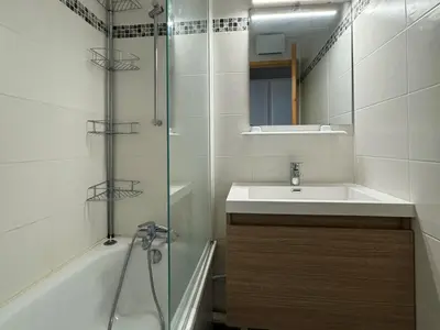 Salle de bains dans l'établissement Appartement skis aux pieds pour 6 pers avec balcon - FR-1-181-2139