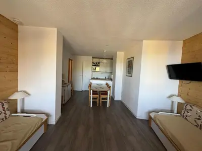 Cuisine ou kitchenette dans l'établissement Appartement skis aux pieds pour 6 pers avec balcon - FR-1-181-2139