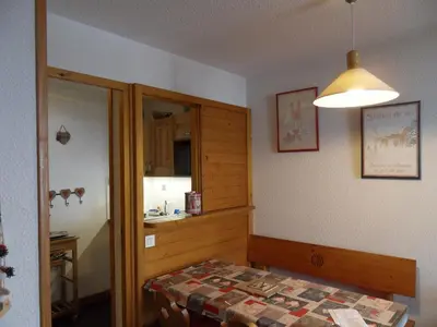 Un ou plusieurs lits dans un hébergement de l'établissement 2 pièces confortable près des pistes, balcon, WIFI - FR-1-181-2146