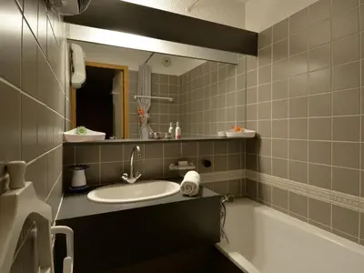Salle de bains dans l'établissement 2 pièces confortable près des pistes, balcon, WIFI - FR-1-181-2146