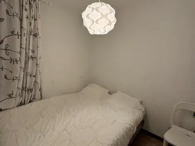 Un ou plusieurs lits dans un hébergement de l'établissement Appartement cosy au pied des pistes avec balcon et WIFI - FR-1-181-2151