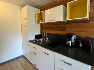 Cuisine ou kitchenette dans l'établissement Appartement cosy au pied des pistes avec balcon et WIFI - FR-1-181-2151