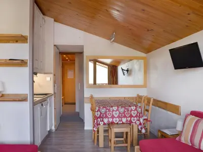 Télévision ou salle de divertissement dans l'établissement Appartement fonctionnel de 2 pièces avec balcon et casier à ski - FR-1-181-2155