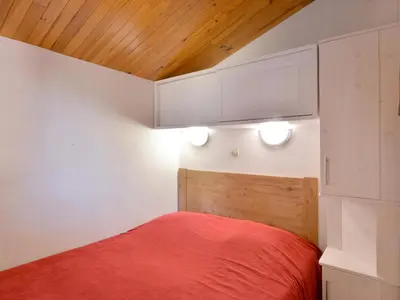 Un ou plusieurs lits dans un hébergement de l'établissement Appartement fonctionnel de 2 pièces avec balcon et casier à ski - FR-1-181-2155