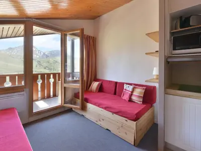 Coin salon dans l'établissement Appartement fonctionnel de 2 pièces avec balcon et casier à ski - FR-1-181-2155