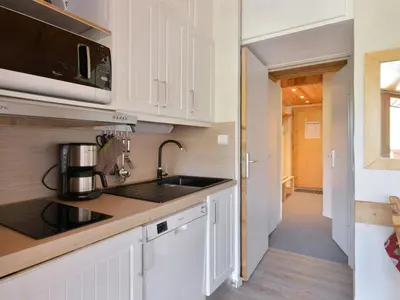 Cuisine ou kitchenette dans l'établissement Appartement fonctionnel de 2 pièces avec balcon et casier à ski - FR-1-181-2155