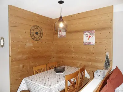 Coin salon dans l'établissement Appartement cosy skis aux pieds, animaux admis - FR-1-181-2157