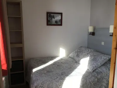 Un ou plusieurs lits dans un hébergement de l'établissement Appartement cosy skis aux pieds, animaux admis - FR-1-181-2157