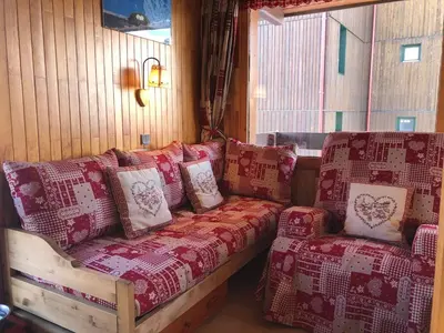 Coin salon dans l'établissement Appartement spacieux 5 pers · Skis aux pieds · Balcon vue pistes - FR-1-181-2180