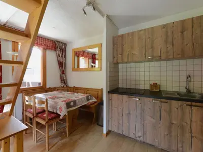 Cuisine ou kitchenette dans l'établissement Appartement spacieux 5 pers · Skis aux pieds · Balcon vue pistes - FR-1-181-2180