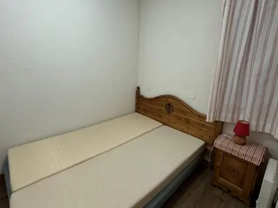 Un ou plusieurs lits dans un hébergement de l'établissement Appartement confortable et lumineux près des pistes avec balcon, WiFi et animaux admis - FR-1-181-2179
