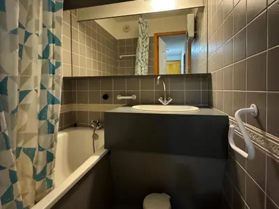 Salle de bains dans l'établissement Appartement confortable et lumineux près des pistes avec balcon, WiFi et animaux admis - FR-1-181-2179