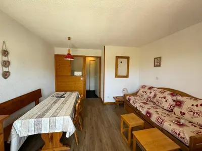 Coin salon dans l'établissement Appartement confortable et lumineux près des pistes avec balcon, WiFi et animaux admis - FR-1-181-2179