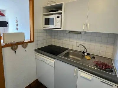Cuisine ou kitchenette dans l'établissement Appartement confortable et lumineux près des pistes avec balcon, WiFi et animaux admis - FR-1-181-2179