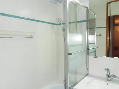 Salle de bains dans l'établissement Studio fonctionnel au pied des pistes pour 3/4 pers, balcon, séjour divisible - FR-1-181-2204