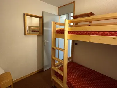 Un ou plusieurs lits superposés dans un hébergement de l'établissement Appartement avec balcon et accès direct pistes, animaux admis - FR-1-181-2225