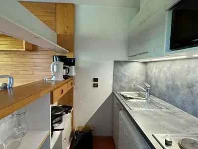 Cuisine ou kitchenette dans l'établissement Appartement avec balcon et accès direct pistes, animaux admis - FR-1-181-2225