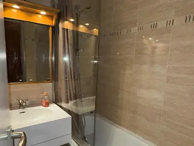 Salle de bains dans l'établissement Studio fonctionnel avec balcon - Accès direct aux pistes - Animaux admis - FR-1-181-2273