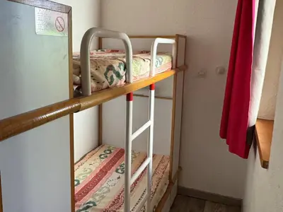 Un ou plusieurs lits superposés dans un hébergement de l'établissement Studio fonctionnel au pied des pistes avec balcon - FR-1-181-2161