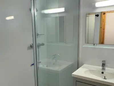 Salle de bains dans l'établissement Studio fonctionnel au pied des pistes avec balcon - FR-1-181-2161