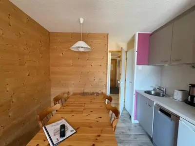 Cuisine ou kitchenette dans l'établissement Studio fonctionnel au pied des pistes avec balcon - FR-1-181-2161