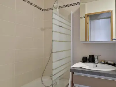 Salle de bains dans l'établissement Appartement rénové · Pied des pistes · Animaux admis · Parking · 5 pers - FR-1-181-2136