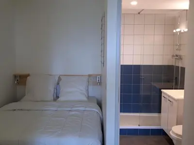 Salle de bains dans l'établissement Appartement calme rénové - 7/8 pers - Balcon - Wifi et Parking - FR-1-346-312