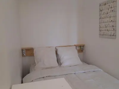 Un ou plusieurs lits dans un hébergement de l'établissement Appartement calme rénové - 7/8 pers - Balcon - Wifi et Parking - FR-1-346-312