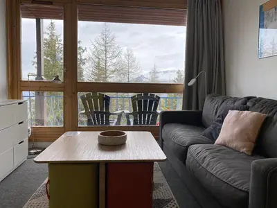 Coin salon dans l'établissement Appartement calme rénové - 7/8 pers - Balcon - Wifi et Parking - FR-1-346-312