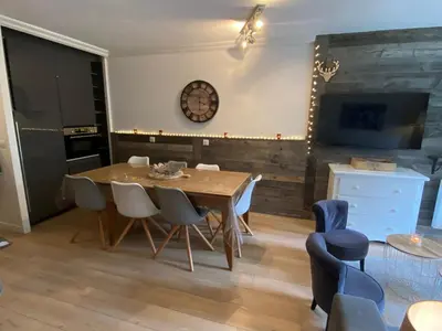 Coin salon dans l'établissement Appartement rénové au calme avec balcon et parking - FR-1-346-307